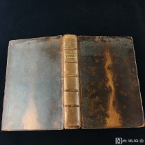 《亚瑟之死》 1893年由Macmillan and Co出版，根据十五世纪英国作家托马斯.马洛礼骑士的创作而成。硬精装，三侧饰以大理石纹 