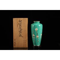 日本七宝，《武生》作梅花图七宝烧花瓶（含实木台付），昭和时期。