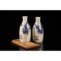京都清水烧名家《清水六兵卫》作染付手绘兰花纹饰酒壶一对。大正时期（1912-1926）