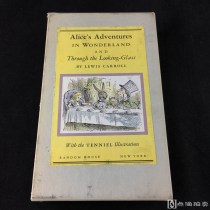 《爱丽丝漫游仙境记》和《爱丽丝镜中奇遇记》书匣两册装，黑白插图，1965年出版，为百年纪念版。