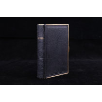 1804年版英国Eyre & Spottiswoode出版《圣经》装饰华丽，金属搭扣，金属镶边，三面刷金。具有200多年的悠久历史。该书保存良好，品相极佳！