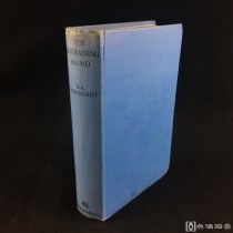 《神灵之手》 1936年初版二印 薄复礼（第一个报道红军长征的外国人） 漆皮面精装，书脊上下部和书角有轻微磨损。 此书书名页有薄复礼亲笔签赠。