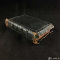   手掌本！《圣经》（HE HY BIBE) 黑色极简真皮装1册 ，三面刷金，是19世纪西方社会所制圣经之佳作，内含彩色多幅彩色地图