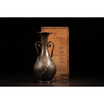 明治时期，老铜花瓶底款在铭。