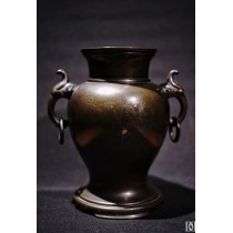 明治时期（1868-1912），铜制措金银兽首衔环花瓶。