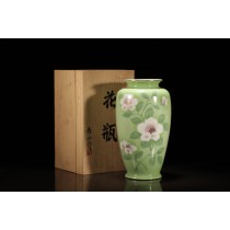 【岩山】作花草文陶瓷花瓶共箱。（高:31.5cm直径:16.8cm）