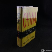 《中国：土地和人民》1948年初版 杰拉尔德·F·温菲尔德 Gerald F. Winfield（美国作家）布面精装，漆皮书脊，下部书口有一墨水斑。书衣边缘有小损。书名页有作者亲笔签赠。1948年，温菲尔德在美国纽约整理出版了《中国：土地和人民》。在这本长达437页的英文专著中，他对中国人民的淳朴、善良和英勇抗争给予了热情的称赞。在这本书的前言中，作者指出中国是和平的关键，并以细腻的笔法对陪都人民欢庆胜利的情景作了记录。	杰拉尔德·F·温菲尔德 Gerald F. Winfield，美国进步作家