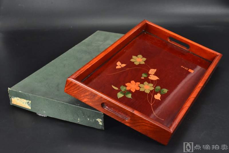 （P6938）《日本传统工艺漆器》原盒漆盘一件 木胎漆器 长方形托盘 盘内精美花卉图案 木纹纹理清晰