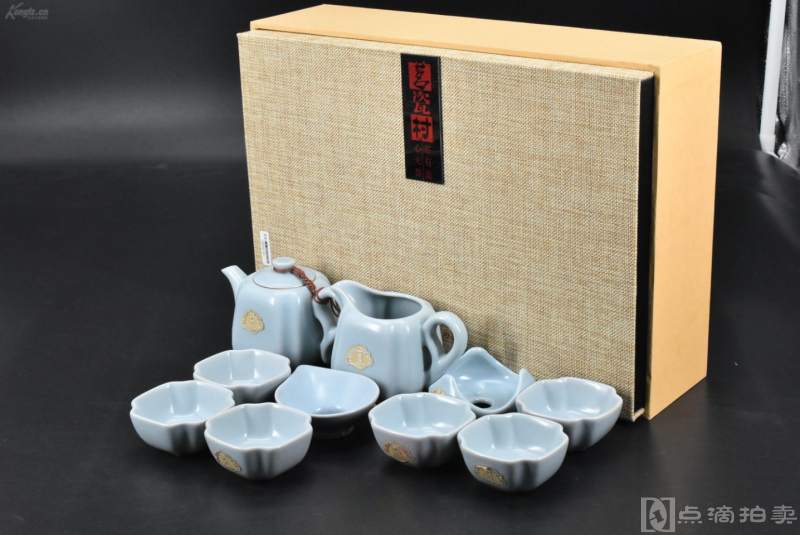 （P6241）《仿汝窑开片茶具》原盒一套全 包括：茶壶一个 公道杯一个茶杯六个 茶漏一个 底部有“茗汝” 款