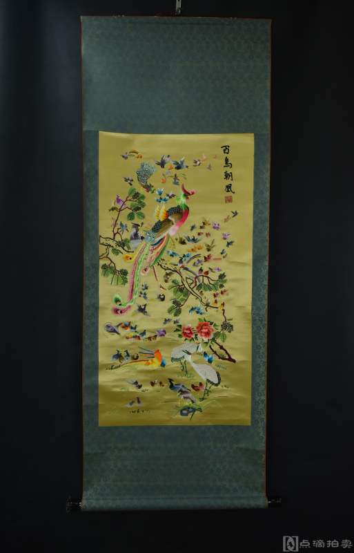 （VH2482）日本回流 绢本手工绣品《苏绣 百鸟朝凤》装裱立轴画一幅 绫裱 两侧木轴头完整 