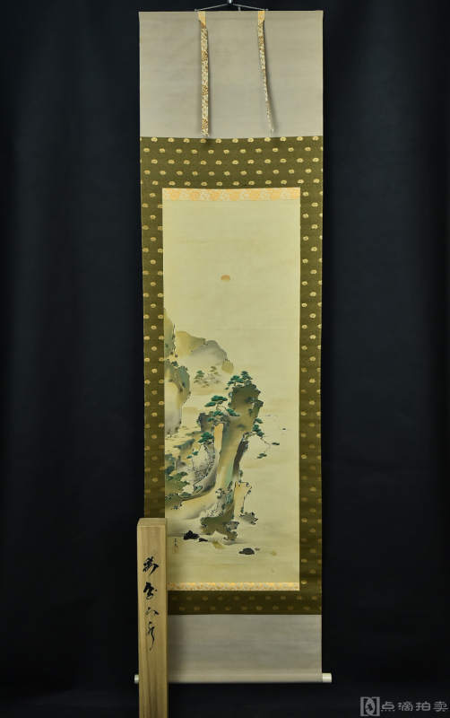（VH1873）圭文笔 绢本手绘《蓬莱仙境图》后配木盒长短尺寸刚好 装裱立轴画一幅 凌裱 两侧塑料轴头完整 钤印 