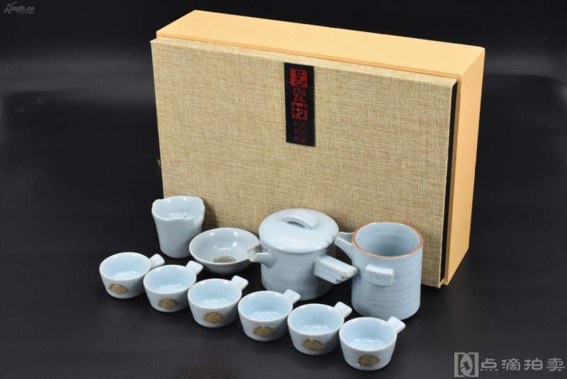 （P6641）《仿汝窑开片茶具》原盒一套全 包括：侧把茶壶一个 公道杯一个茶杯六个 茶漏一套 底部有“茗汝” 款 