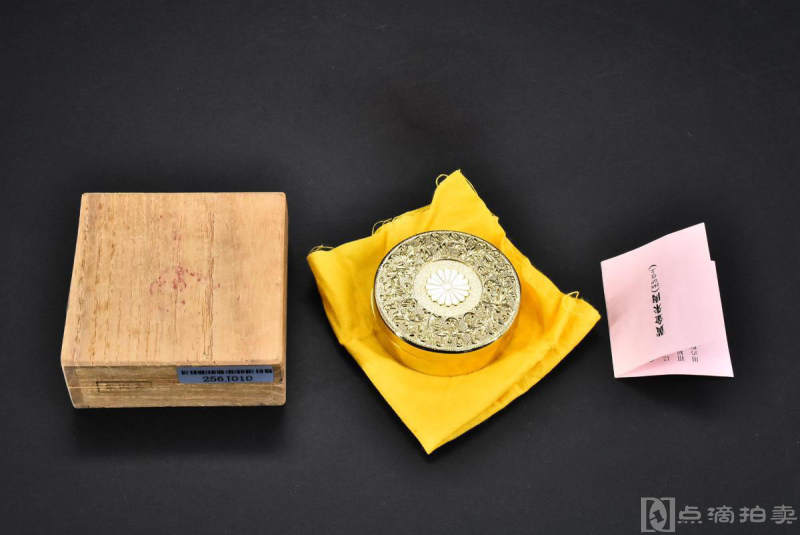 （P7442）24K镀金 重：77.79g《日本黄金朱肉》原木盒印泥盒一件 镀金 盖中间和内部是对日本有特殊寓意的菊纹图案