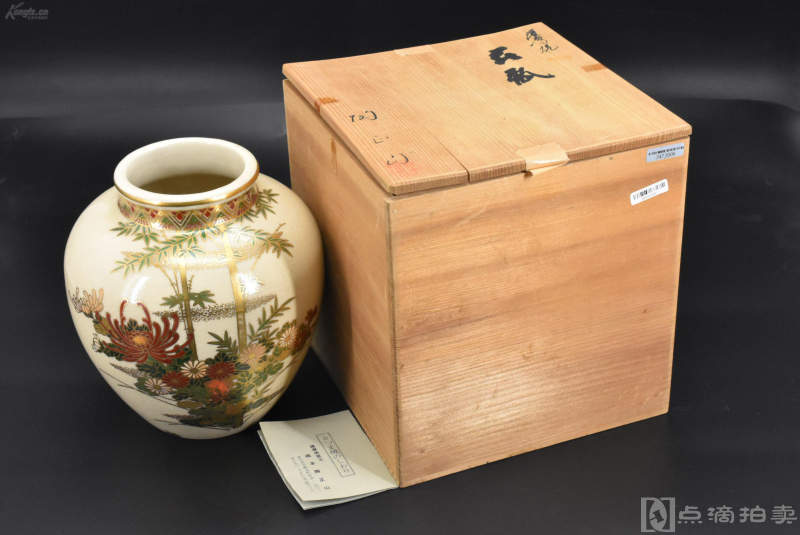 （P6718）桥本陶正山作《日本萨摩烧花瓶》原木盒花瓶一件 附说明一份 日本传统工艺陶瓷器 外壁手绘花卉 树木 蝴蝶图案 底部有款