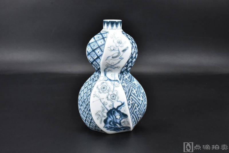 （P7328）日本传统工艺陶瓷器《花瓶》一件 葫芦造形 花瓶外部松竹梅图案 寓意“长寿”制作精美 底部有“常乐”款