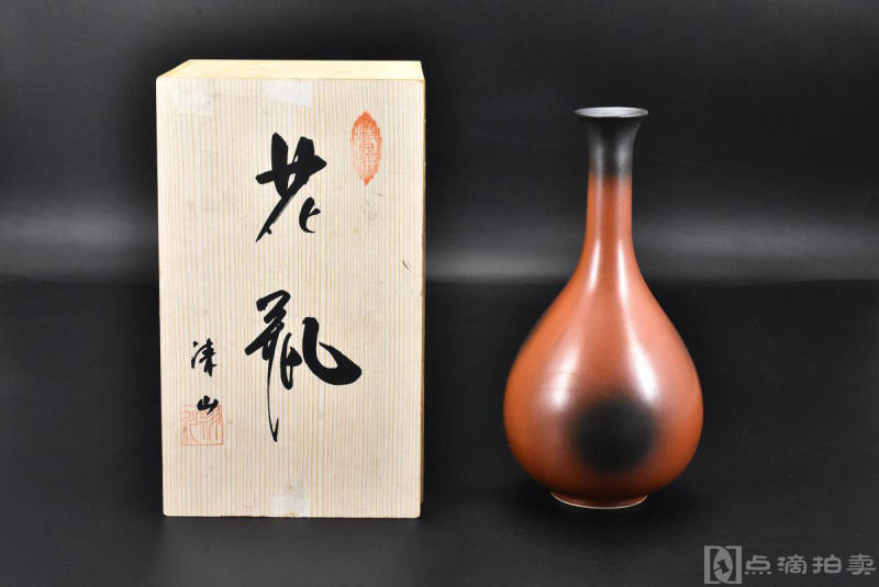 （P7336）清山作《日本陶瓷花瓶》原盒一件 样式精美 瓶高：24.5cm 瓶口直径：4.4cm 瓶身最宽处：12cm 