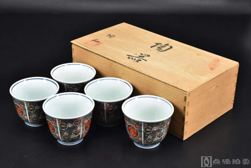 （P7113)《日本有田烧传统陶艺品》原木盒5件全 陶瓷茶碗 御汤吞 外壁花卉图案 样式精美