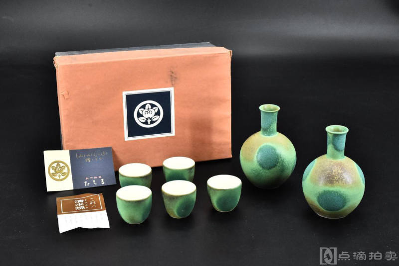 （P7286）日本橘吉制 孔雀釉《清水烧酒具》原盒一套7件全 包括：酒壶2件 酒杯5件 保存完好 设计精美