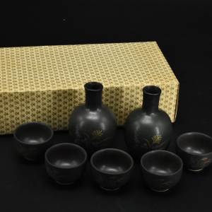 （P5757）日本传统工艺陶瓷器《酒器》原盒一套7件全 包括酒壶2件、酒杯5件 底部“木仙”款 