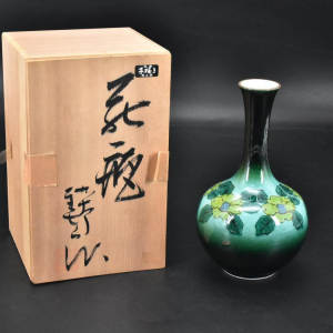 （P7125）九谷美山作《日本九谷烧陶瓷花瓶》 原盒一件 外壁花朵图案 渐变色彩 样式精美 底款“九谷美山” 