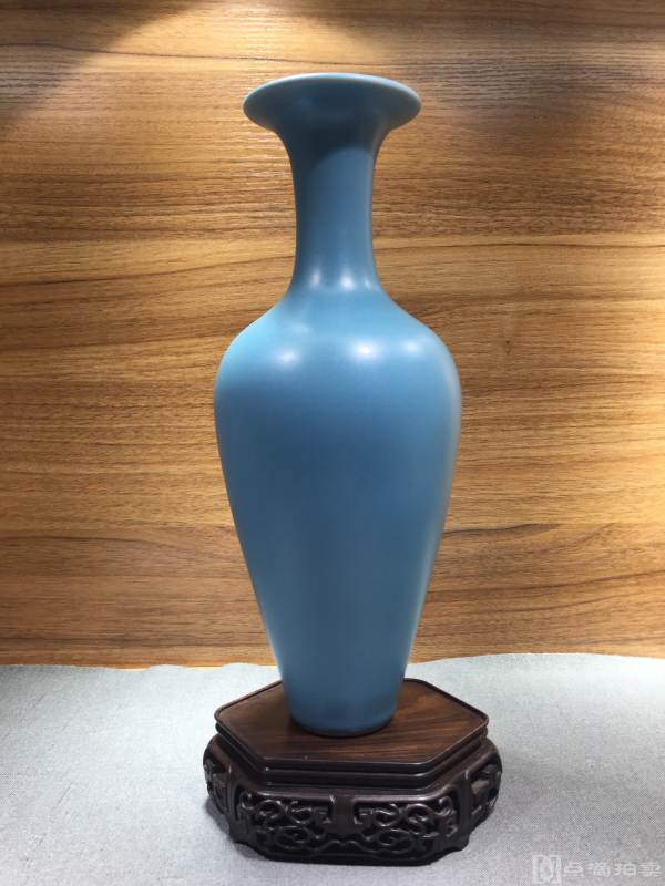 回流 八十年代景德镇 蓝釉赏瓶，身形靜雅，高28.5cm。