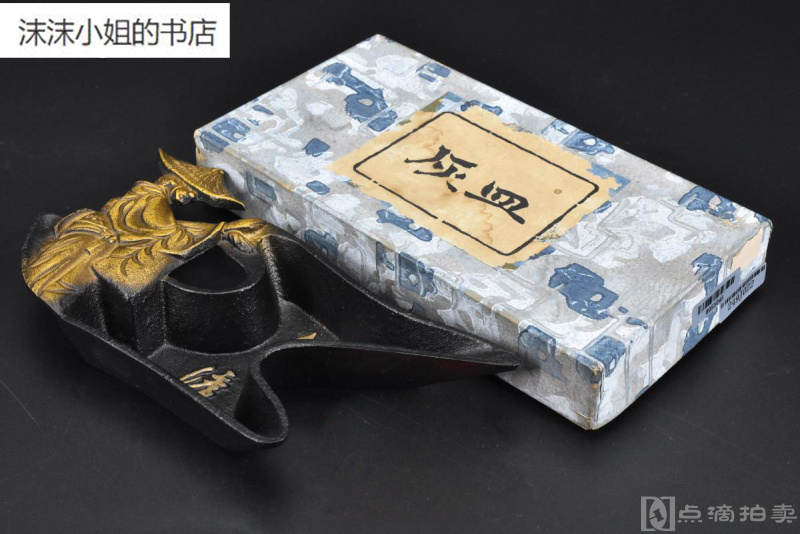 （P6808）日本购回《灰皿》原盒一件 烟灰缸 造型独特 内部带字 铁制