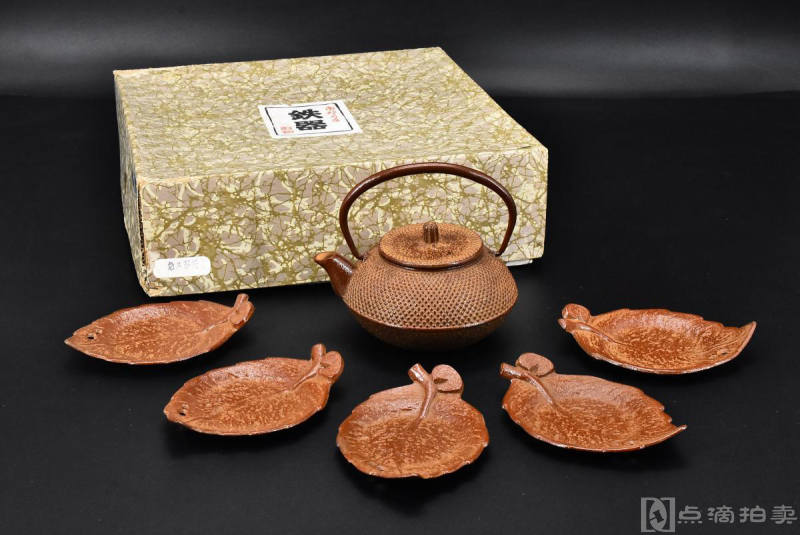 （P7310）日本《南部铁器》原盒一套 包括：铁壶一件 茶托五件 茶托叶子造形 底部有”南部“款