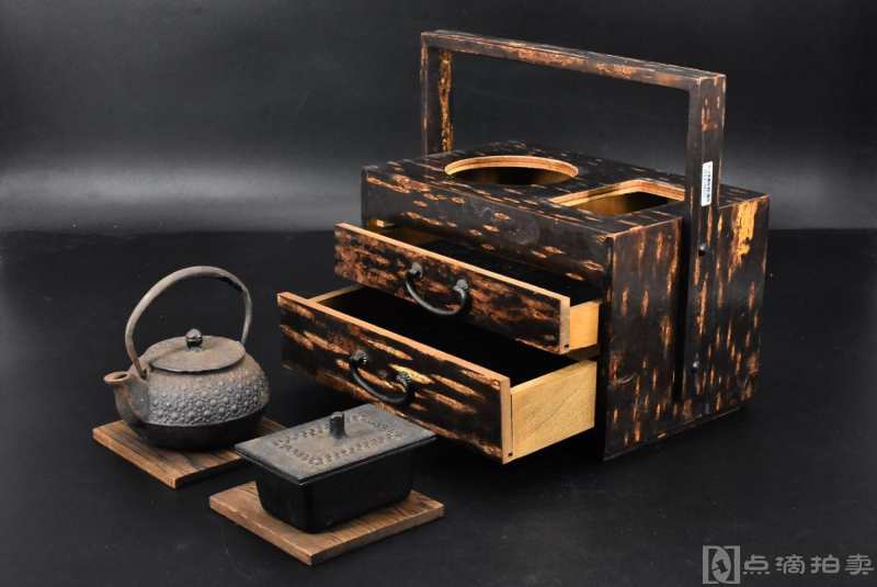 （P7714）《日本樱皮细工》一套 老式旱烟提篮 抽屉 南部铁器铁壶 灰皿 两个木托 