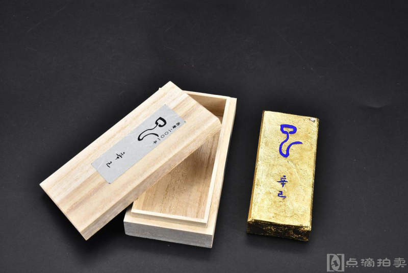 （P7055）《日本生肖金皮墨》原木盒精装墨条一錠 全新
