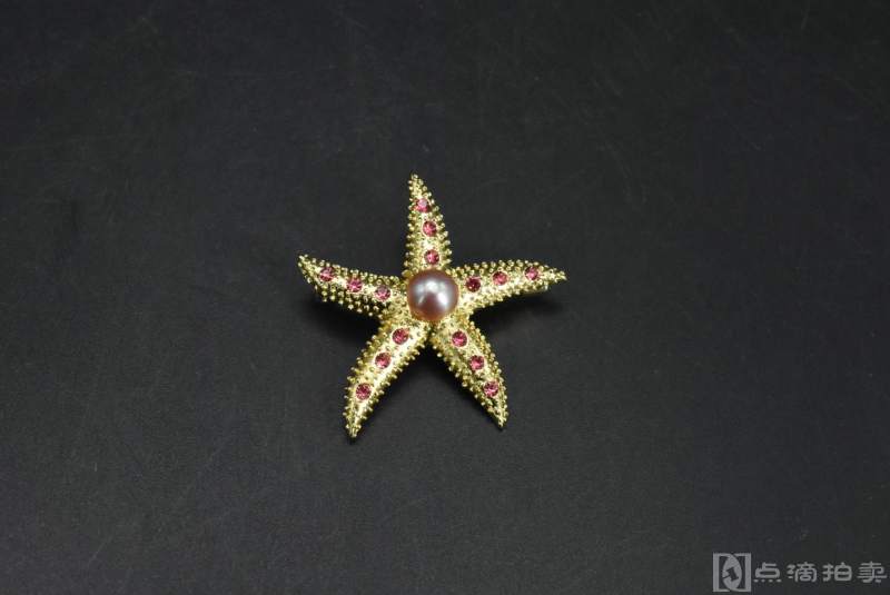 《珍珠胸针》1只 胸针镶嵌珍珠1颗 珍珠直径7.4mm