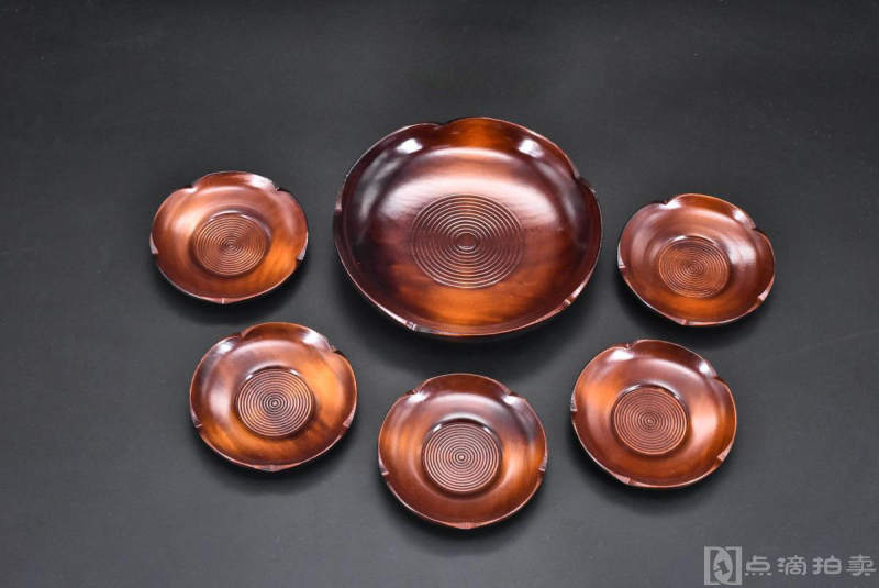 （P7418）《日本传统工艺漆器》一套 包括：圆盘一件 茶托五件 天然木木胎漆器