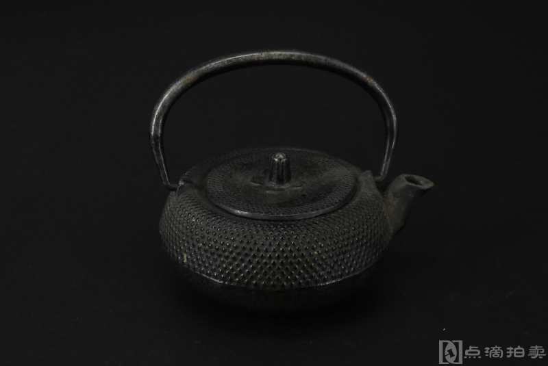 《日本南部铁器》铁壶一个 设计精美  壶嘴底部有款 