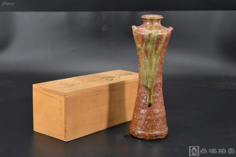 代一作《日本信乐烧花瓶》木盒花瓶一件