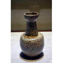 （北宋）当阳峪窑白釉绞胎盘口小瓶  高15.5cm