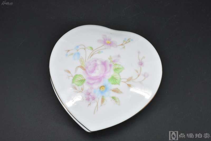 日本 《心形陶瓷首饰盒》一件 首饰盒 物件盒 心形 盒盖花朵图案