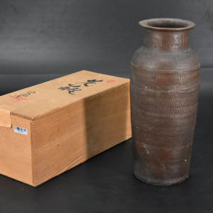 日本购回 爱陶作《日本陶瓷花瓶》原盒一件 