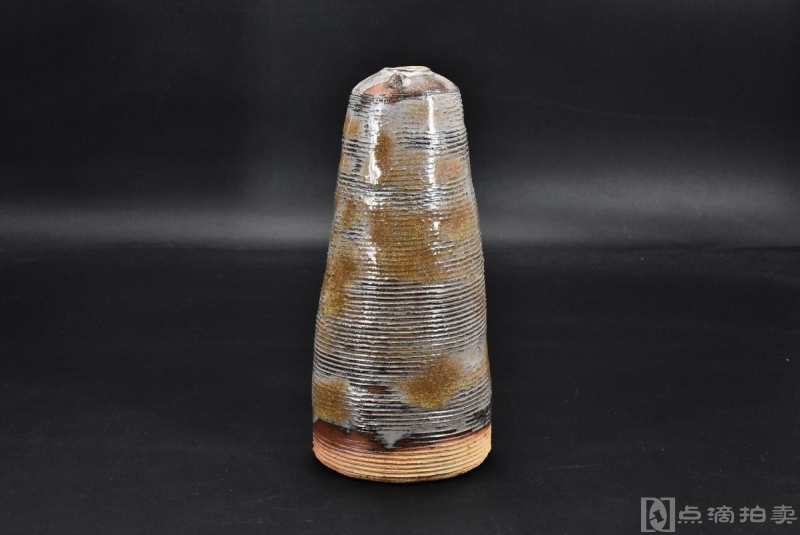 《日本陶瓷花瓶》一件 日本传统工艺陶瓷器 釉面开片