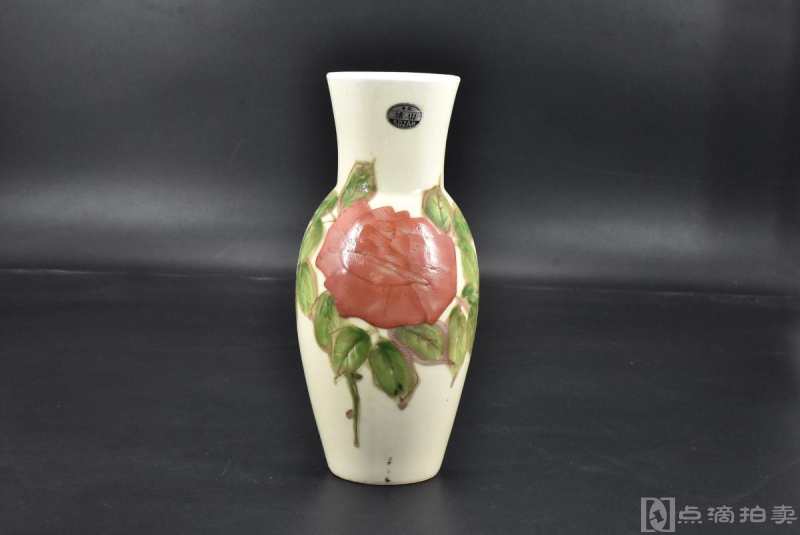 《日本有田烧琥山窑花瓶》一件 花瓶外壁有花朵图案 底款“琥山” 