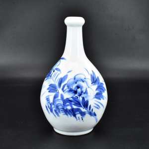 《日本传统工艺陶瓷器》精美花瓶一件 绘花朵图案