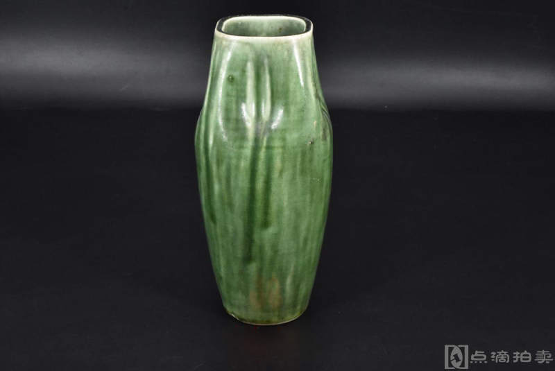 《日本传统陶瓷器》花瓶一件 开片 造型奇特
