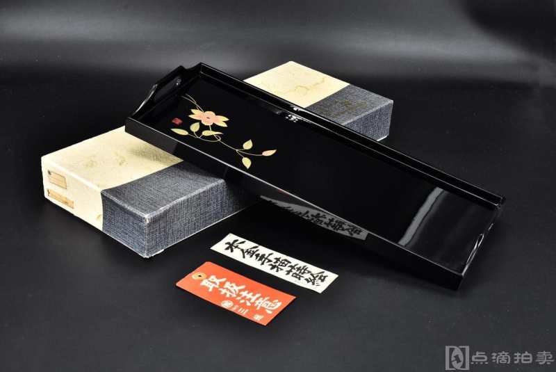 春峰作《日本传统消金粉手描莳绘漆器》原盒长盘一件 