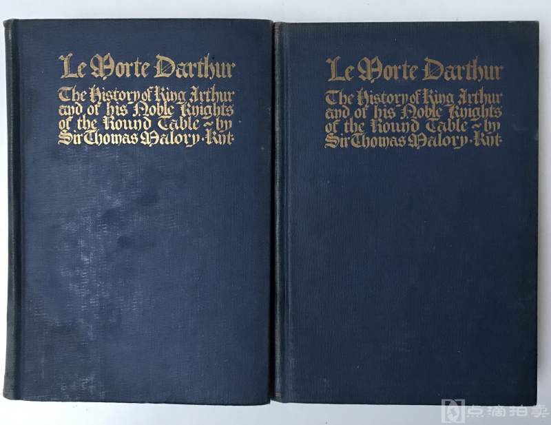 1920年，托马斯 马洛礼《亚瑟之死》2卷全。水彩大师弗林特36幅精彩作品，烫金哥特体文字漆布外封，蓝黑双色书题页，设计简约古朴，上口刷金，其余毛边，品相极佳。