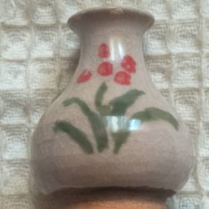 红绿彩花卉纹小瓶