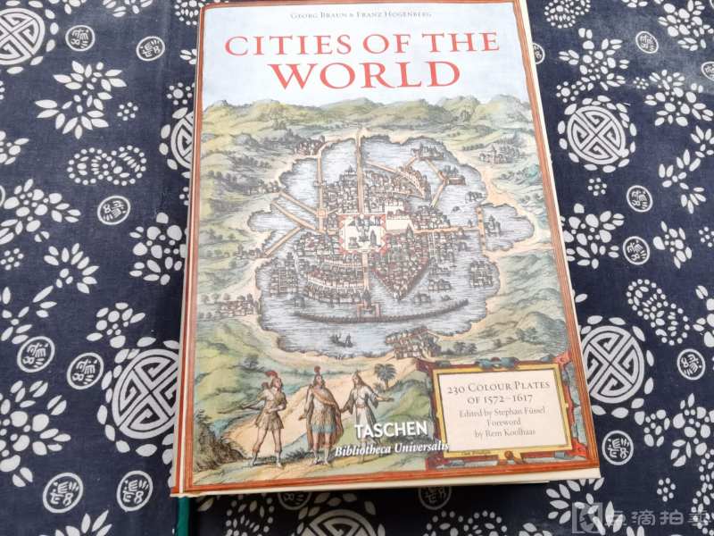 七百四十页厚册注释本据十七世纪弗朗茨雕版彩印重印《舆图凡物～迷宫中凹显的城市》这本图册它是城市地图上史的一部划时代杰作最迷人的木板套色彩印的效果