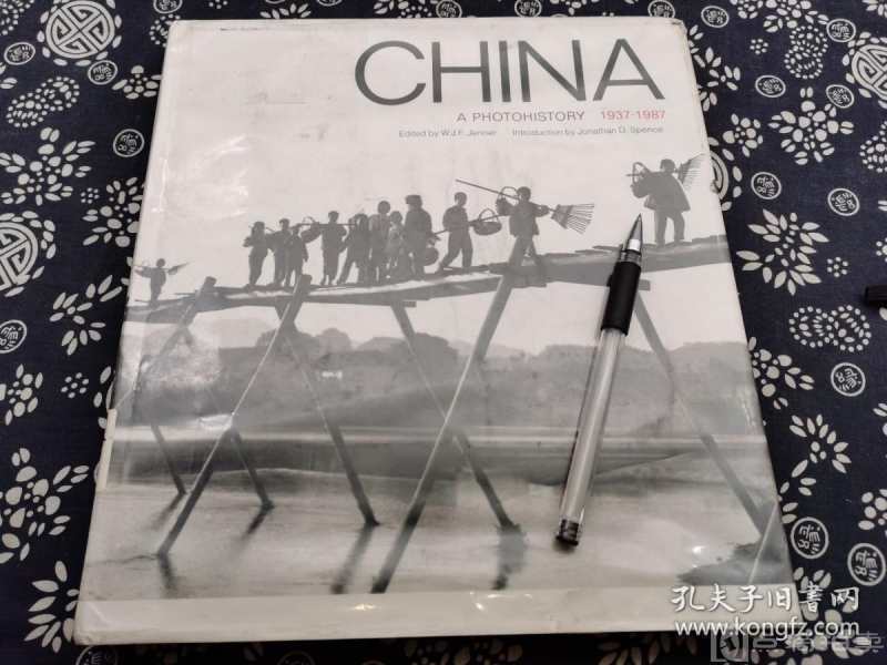 1937～1987中国表情的变迁这本书涵盖了过去50年的中国书中描绘了这片土地和中国人民在许多方面仍保持不变的照片